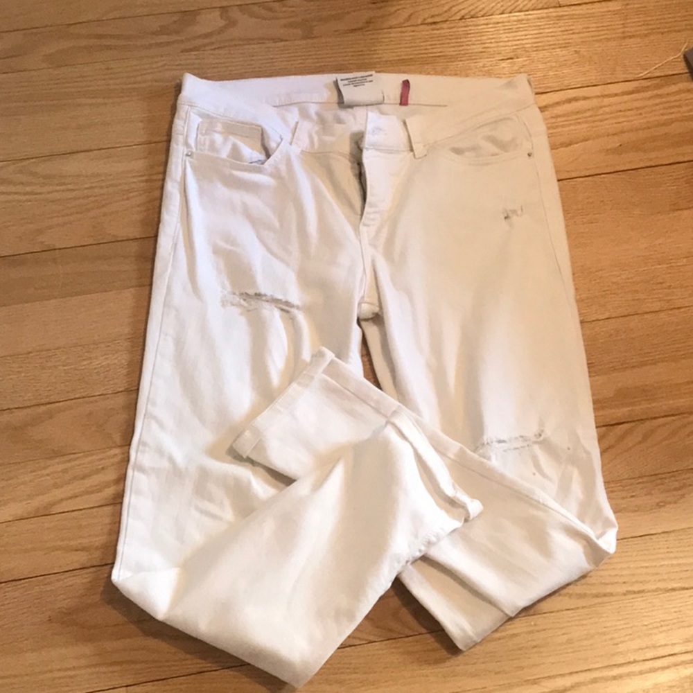 SneakPeek Size 9 - White Ripped Boyfriend Jeans